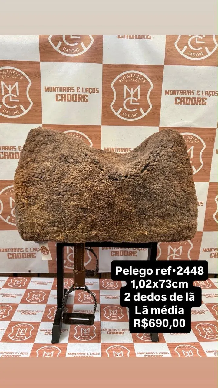 Pelego de lã sobre uma sela no cavalete, com a referência 2448, a medida e o preço escritos na foto