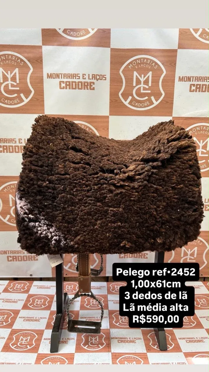 Pelego de lã sobre uma sela no cavalete, com a referência 2452, a medida e o preço escritos na foto
