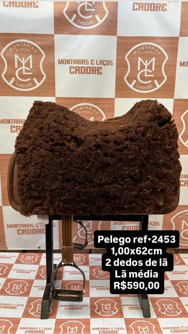 Pelego de lã sobre uma sela no cavalete, com a referência 2453, a medida e o preço escritos na foto