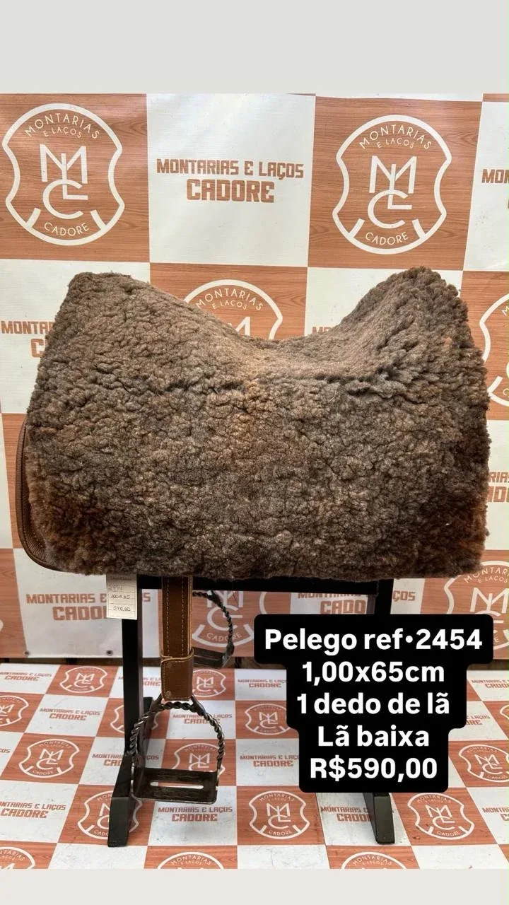 Pelego de lã sobre uma sela no cavalete, com a referência 2454, a medida e o preço escritos na foto