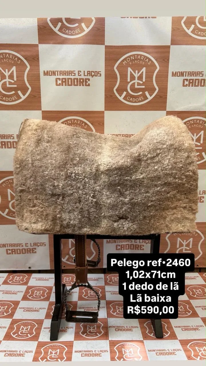 Pelego de lã sobre uma sela no cavalete, com a referência 2460, a medida e o preço escritos na foto