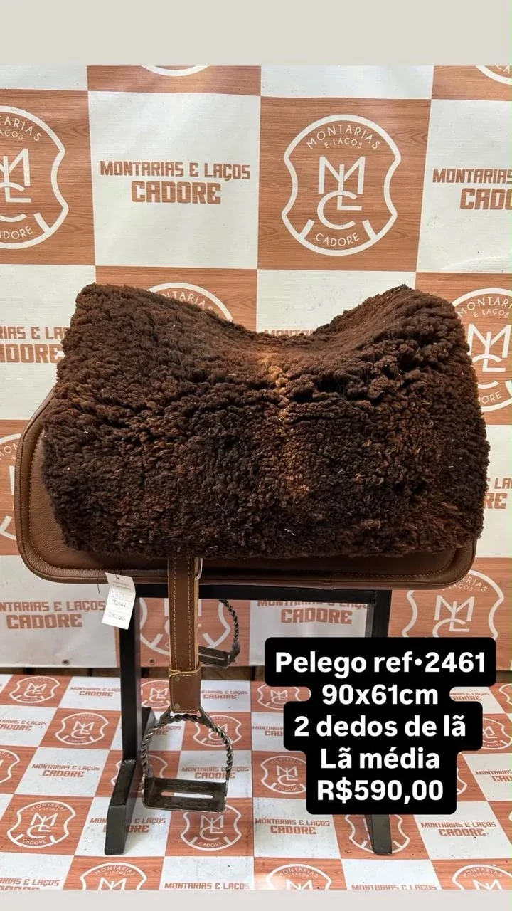 Pelego de lã sobre uma sela no cavalete, com a referência 2461, a medida e o preço escritos na foto