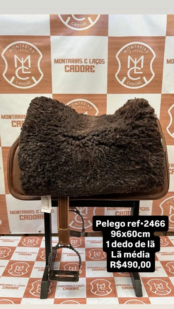 Pelego de lã sobre uma sela no cavalete, com a referência 2466, a medida e o preço escritos na foto