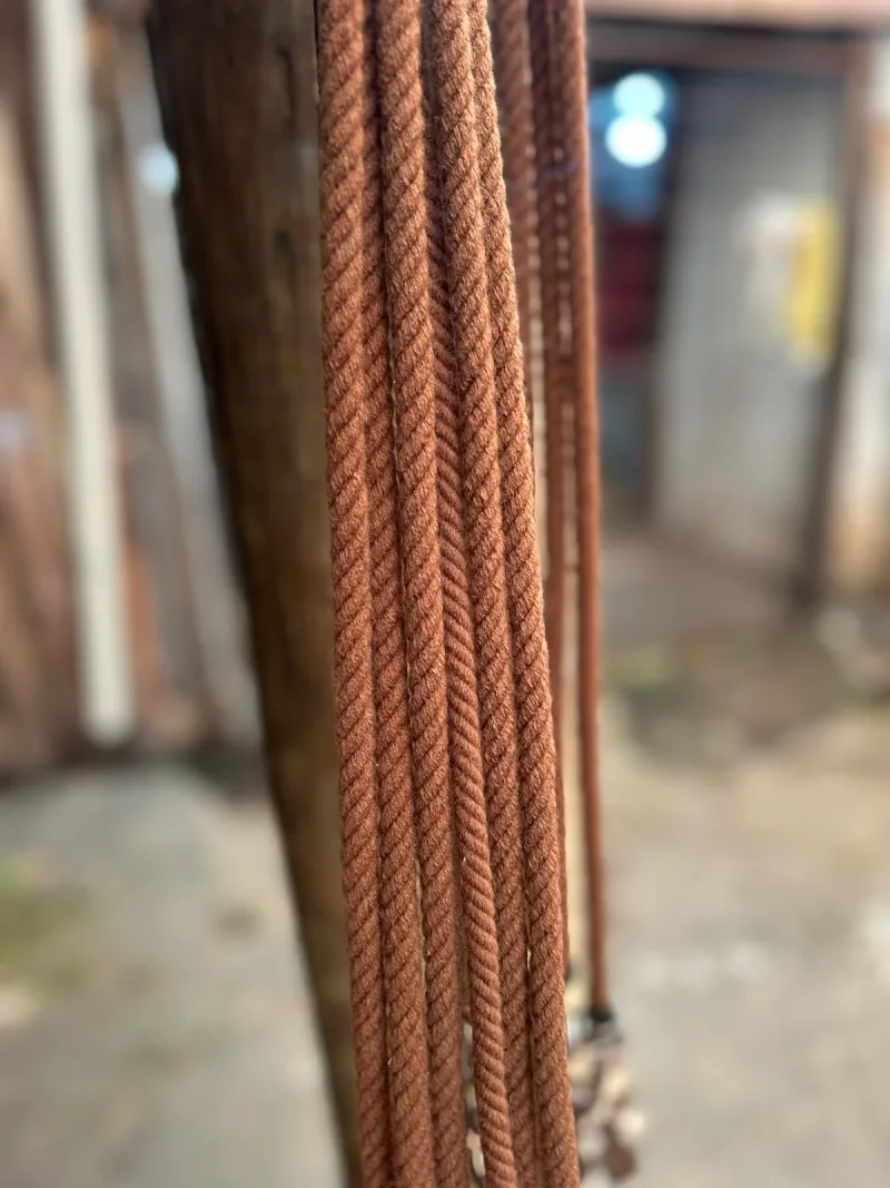 Detalhe da corda de lã marrom trançada