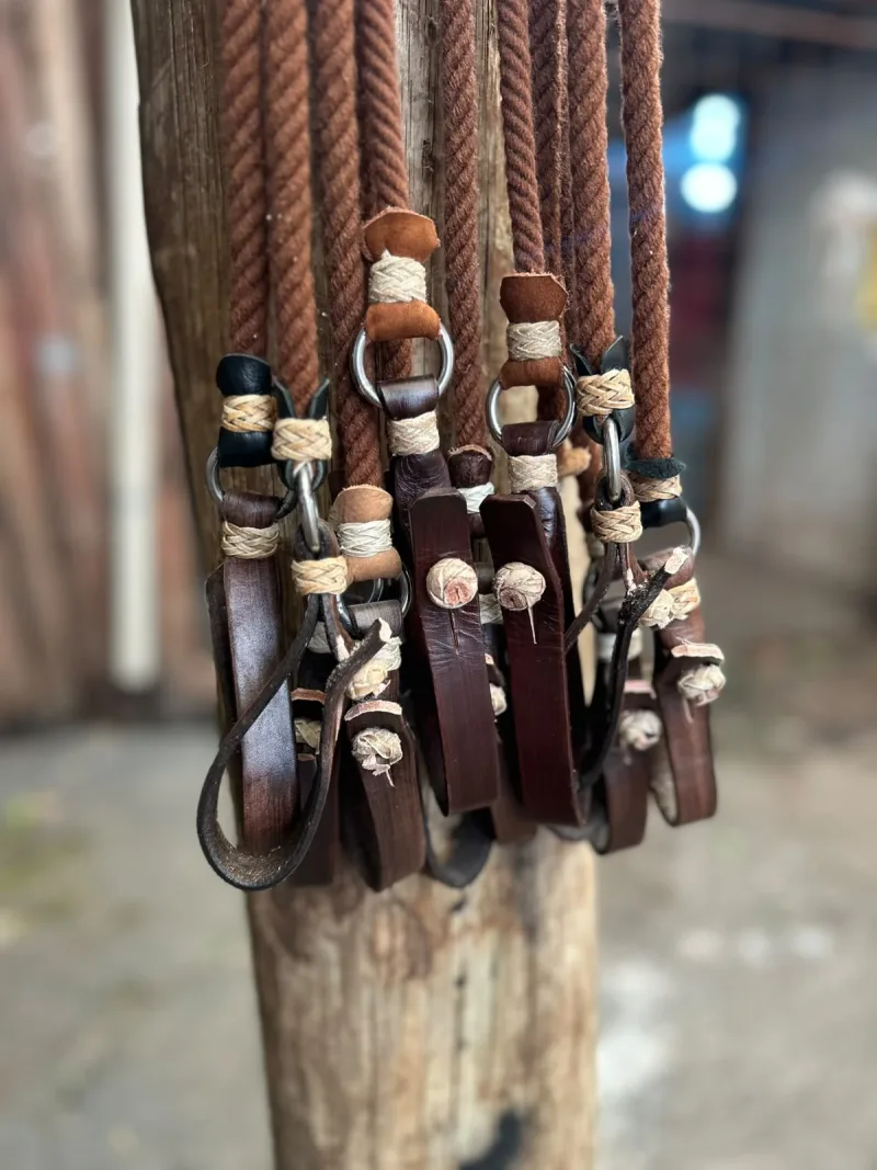 Presilhas de sola e argolas das rédeas de lã marrom