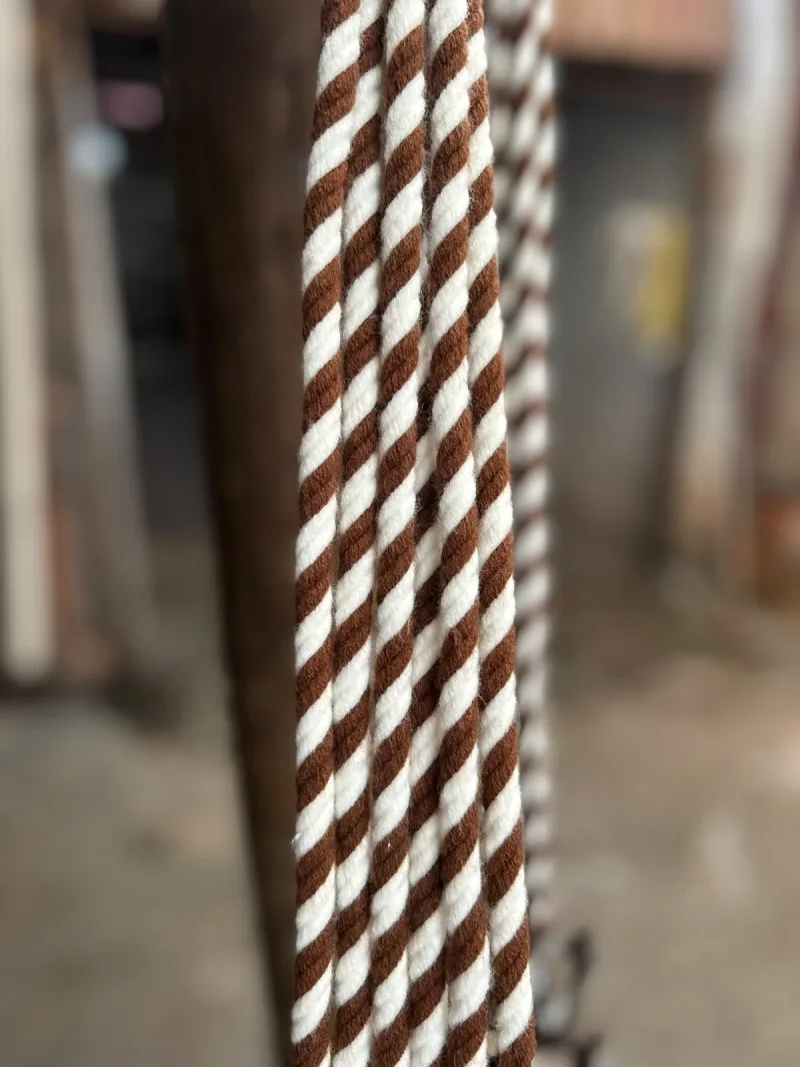 Detalhe da corda de lã marrom e branca trançada