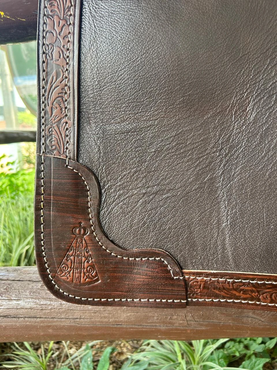 Detalhe do canto trabalhado da Badana Forrada com EVA