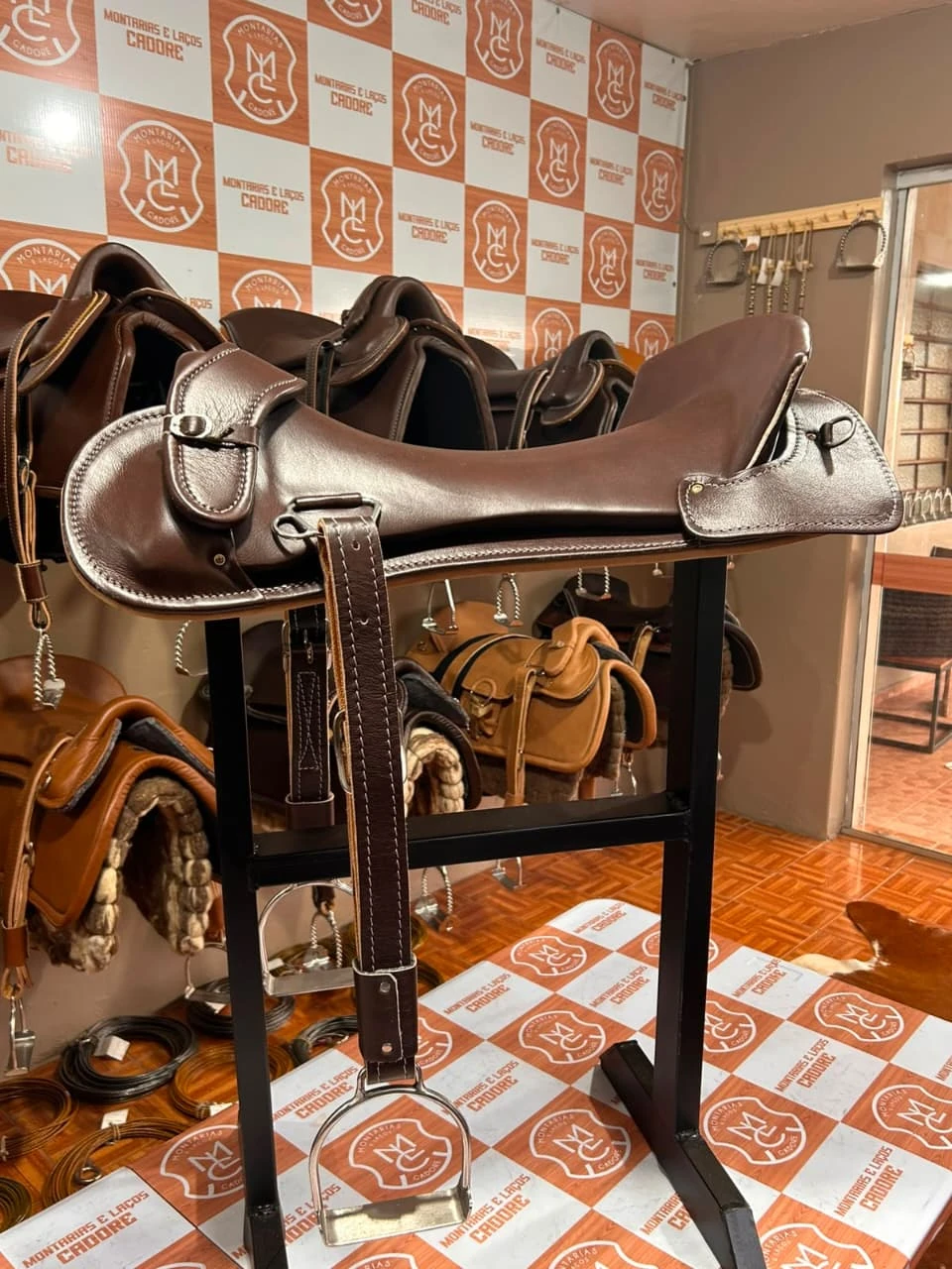 Sela Freio de Ouro Nº2 ou Nº3 com Loros e Estribos para cavalo