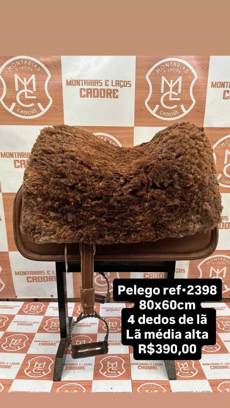 Pelego de lã sobre uma sela no cavalete, com a referência 2398, a medida e o preço escritos na foto