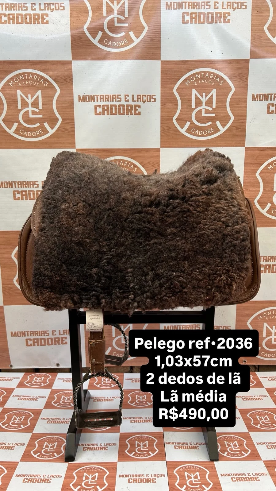 Pelego de lã sobre uma sela no cavalete, com a referência 2036, a medida e o preço escritos na foto