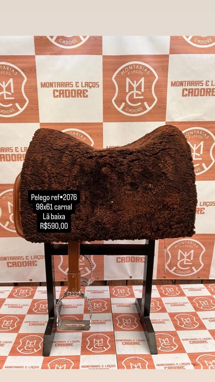 Pelego de lã sobre uma sela no cavalete, com a referência 2076, a medida e o preço escritos na foto
