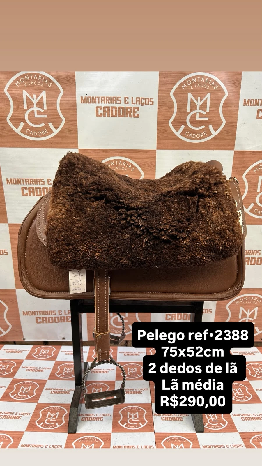 Pelego de lã sobre uma sela no cavalete, com a referência 2388, a medida e o preço escritos na foto