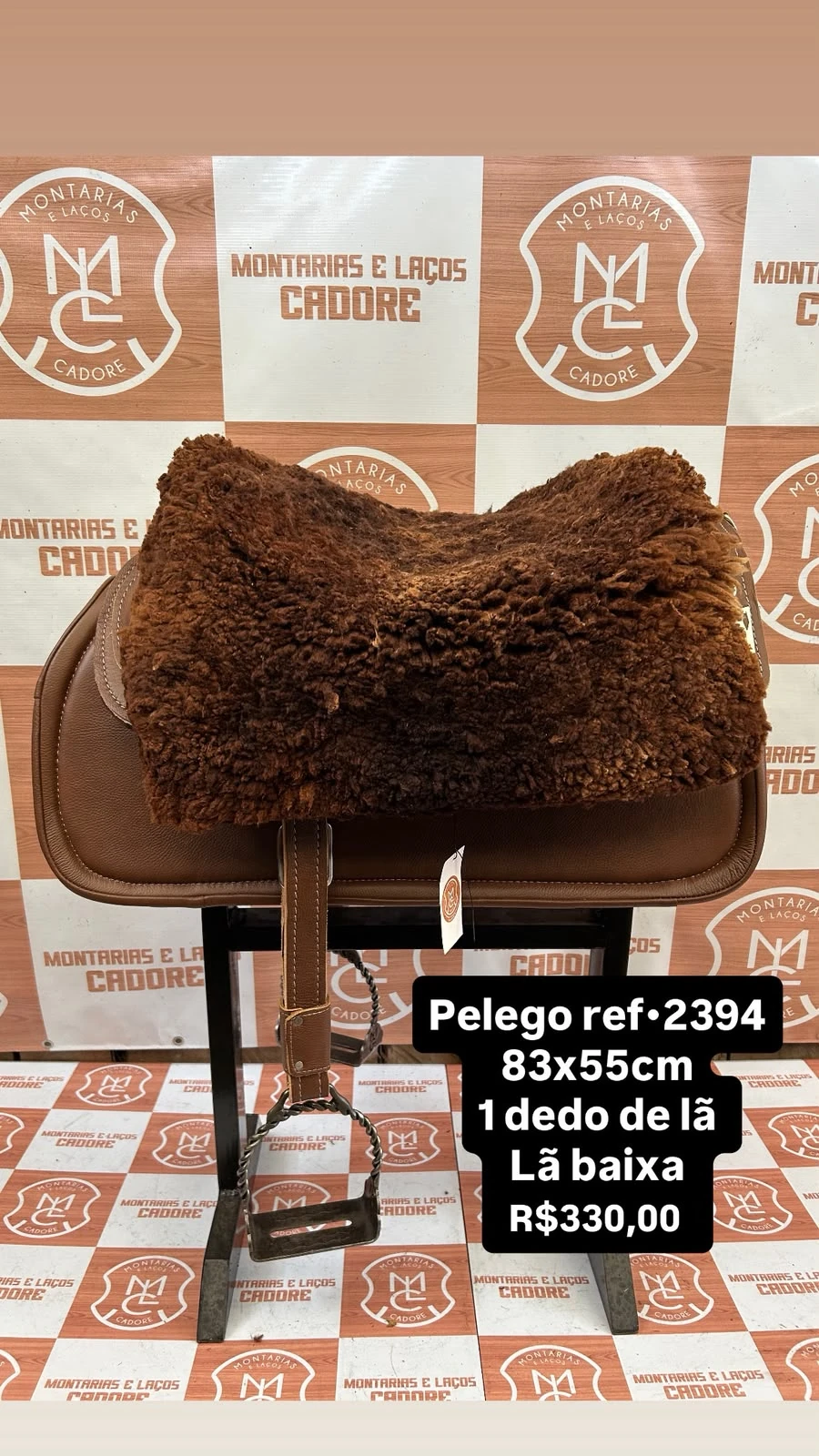 Pelego de lã sobre uma sela no cavalete, com a referência 2394, a medida e o preço escritos na foto