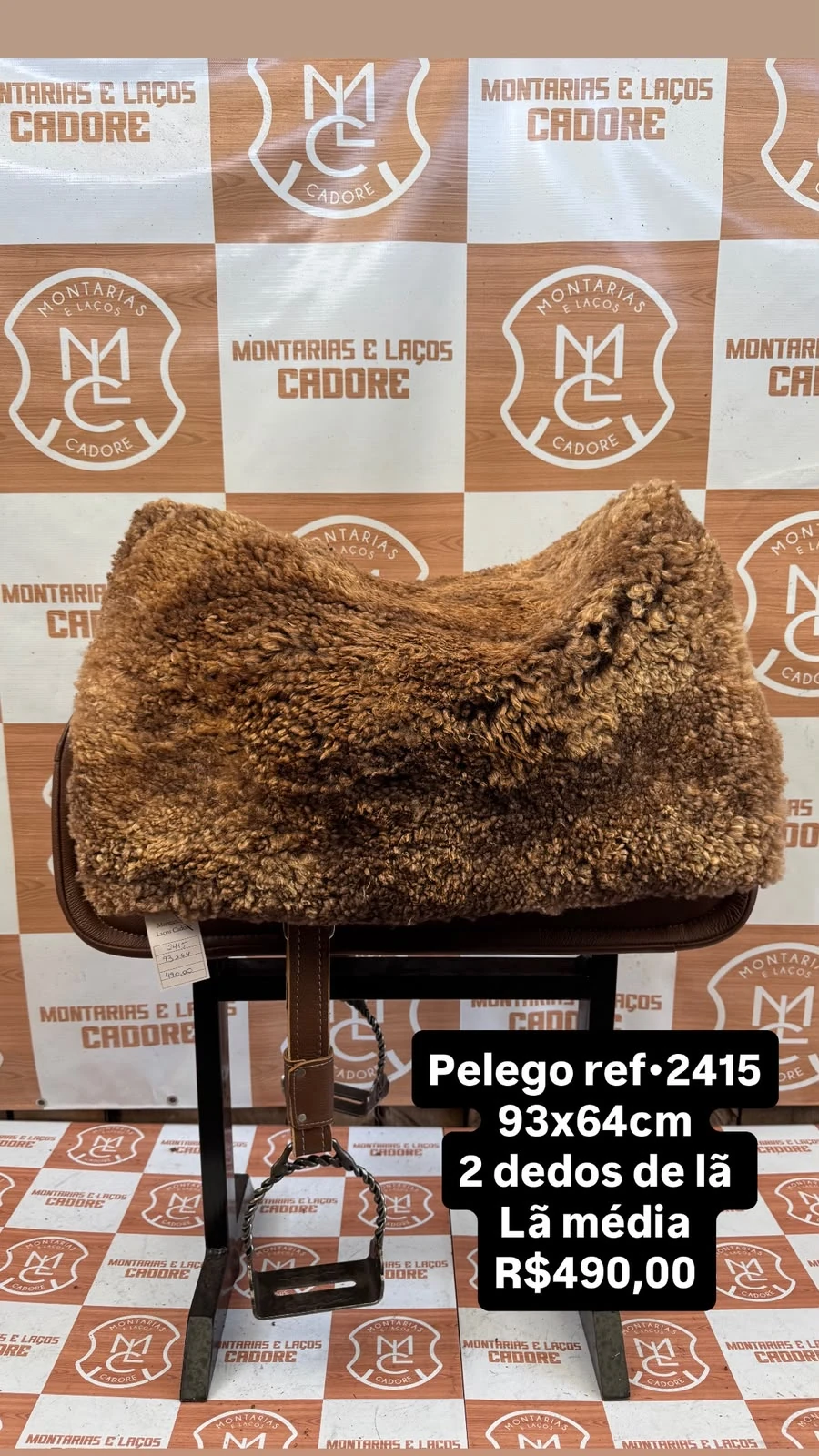 Pelego de lã sobre uma sela no cavalete, com a referência 2415, a medida e o preço escritos na foto