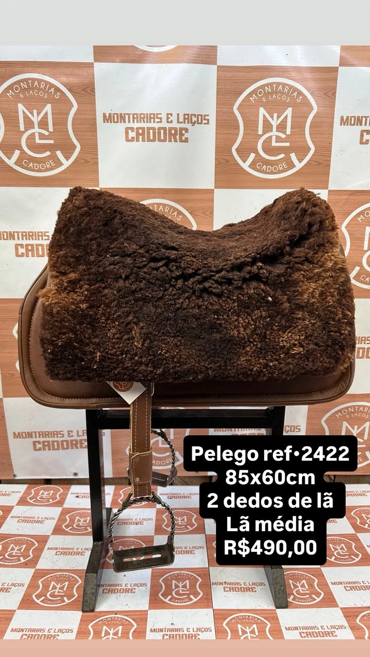 Pelego de lã sobre uma sela no cavalete, com a referência 2422, a medida e o preço escritos na foto