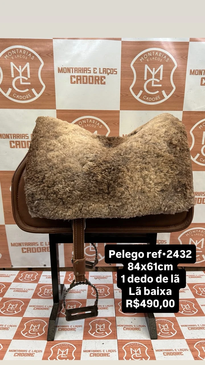 Pelego de lã sobre uma sela no cavalete, com a referência 2432, a medida e o preço escritos na foto