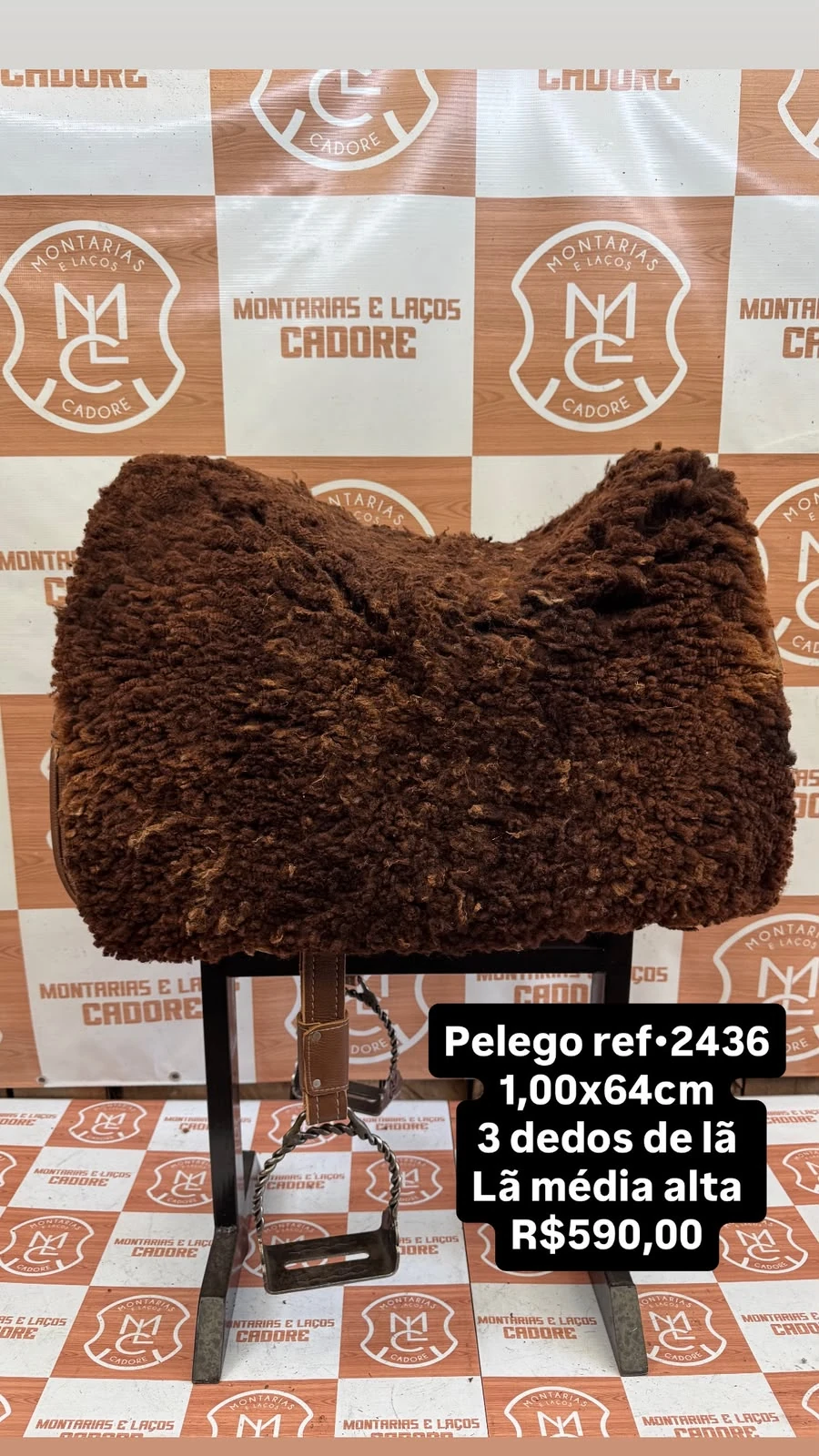 Pelego de lã sobre uma sela no cavalete, com a referência 2436, a medida e o preço escritos na foto