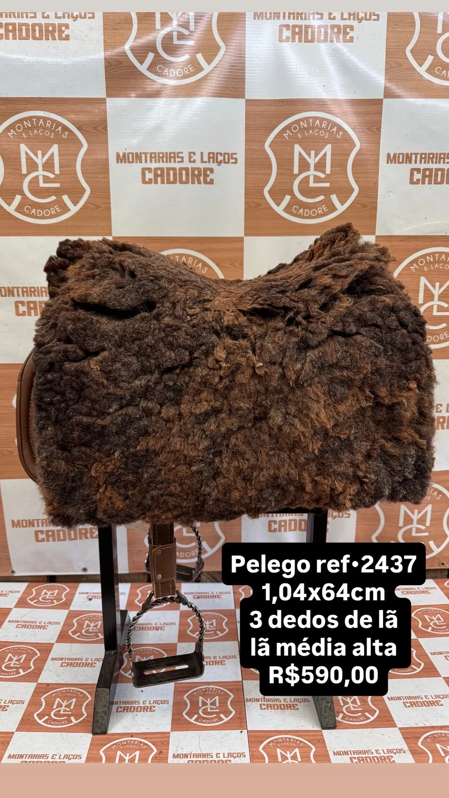 Pelego de lã sobre uma sela no cavalete, com a referência 2437, a medida e o preço escritos na foto