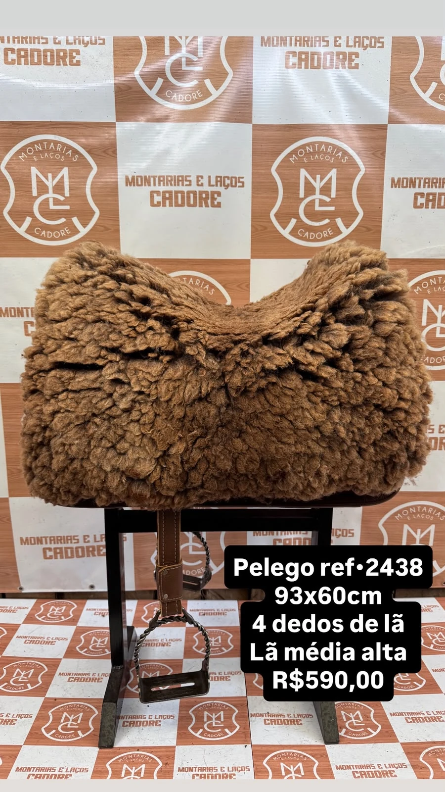 Pelego de lã sobre uma sela no cavalete, com a referência 2438, a medida e o preço escritos na foto