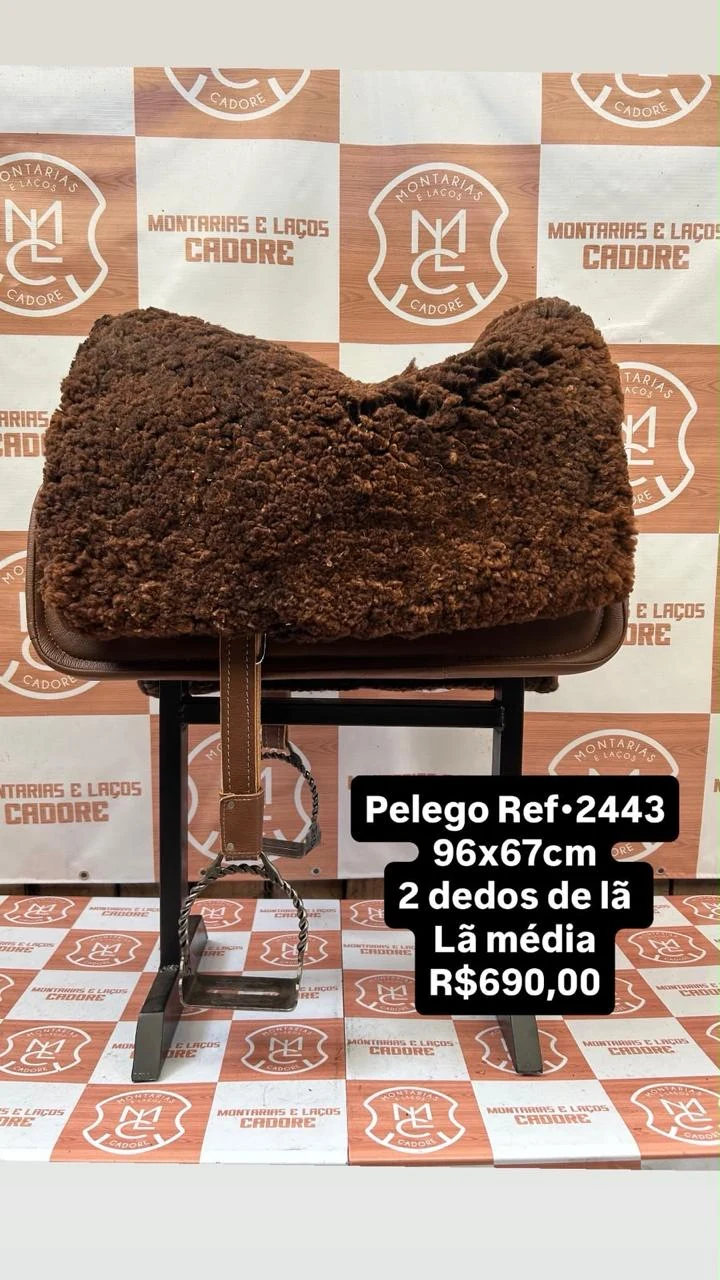 Pelego de lã sobre uma sela no cavalete, com a referência 2443, a medida e o preço escritos na foto