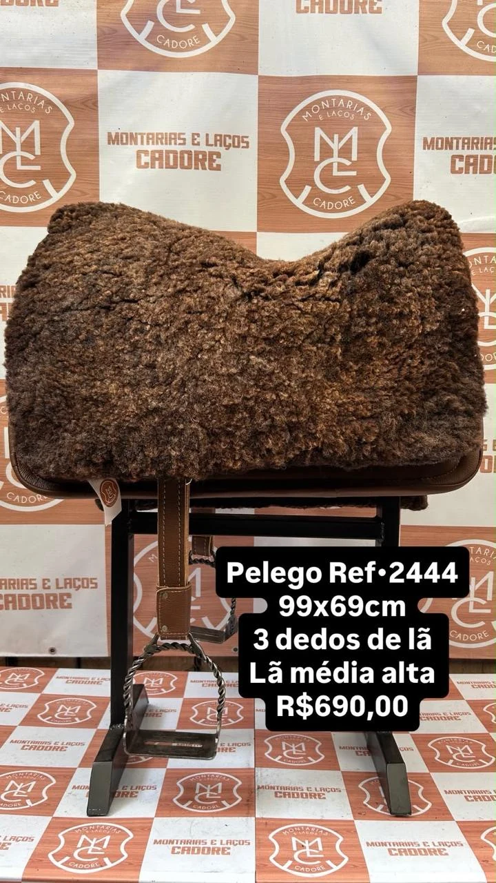 Pelego de lã sobre uma sela no cavalete, com a referência 2444, a medida e o preço escritos na foto