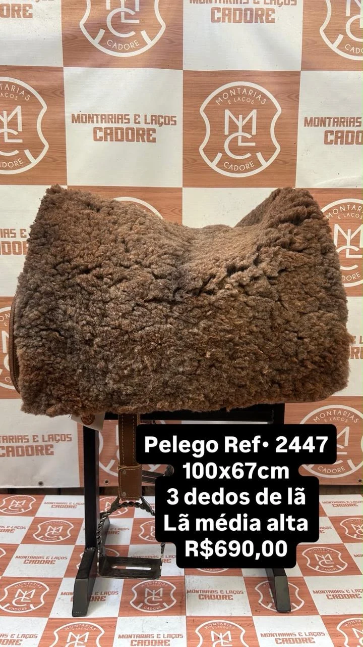 Pelego de lã sobre uma sela no cavalete, com a referência 2447, a medida e o preço escritos na foto