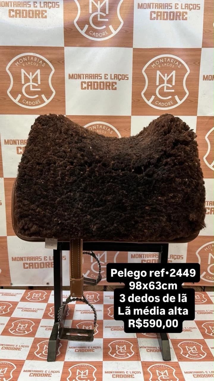Pelego de lã sobre uma sela no cavalete, com a referência 2449, a medida e o preço escritos na foto