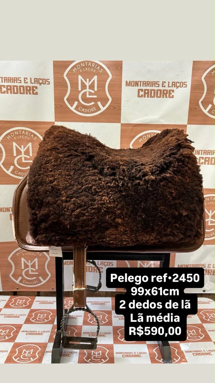 Pelego de lã sobre uma sela no cavalete, com a referência 2450, a medida e o preço escritos na foto