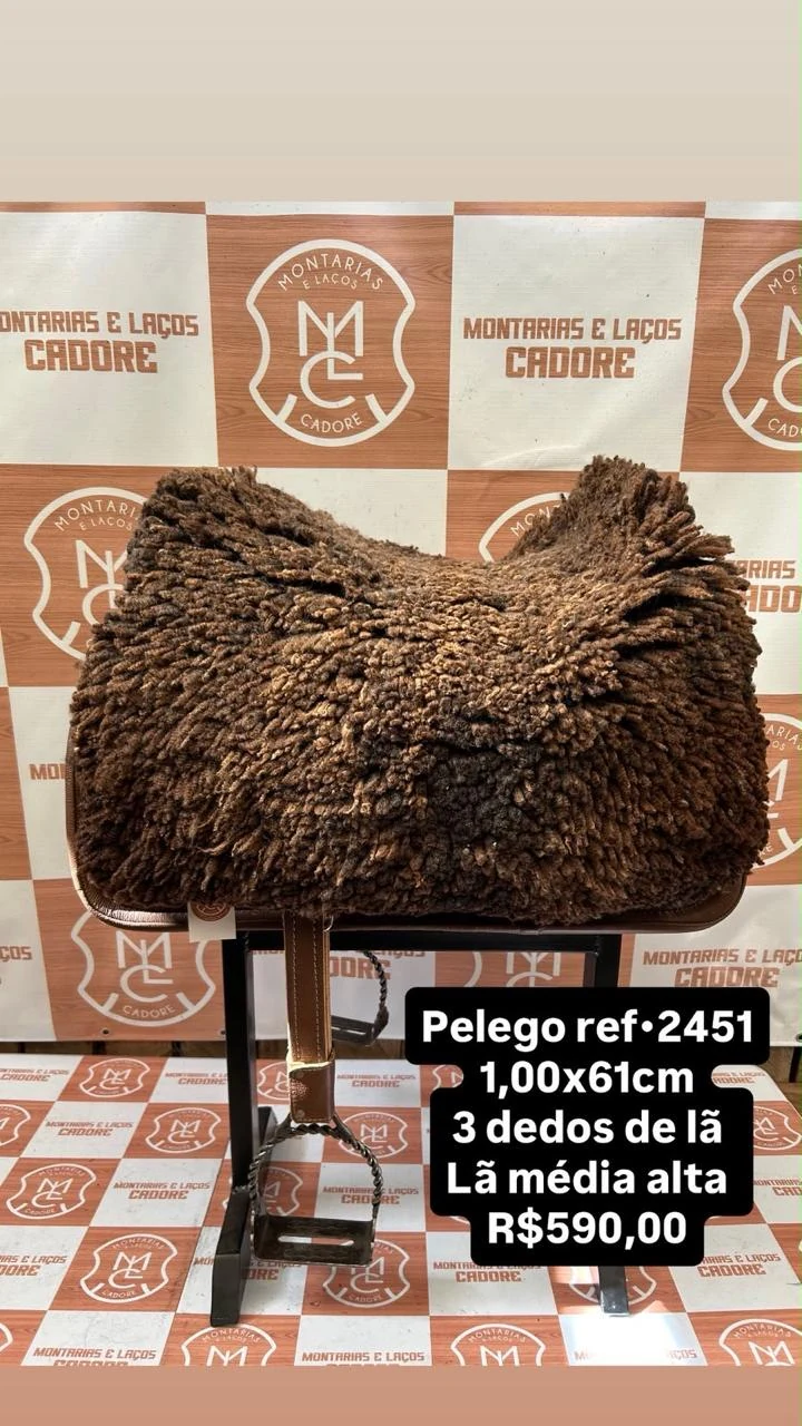 Pelego de lã sobre uma sela no cavalete, com a referência 2451, a medida e o preço escritos na foto
