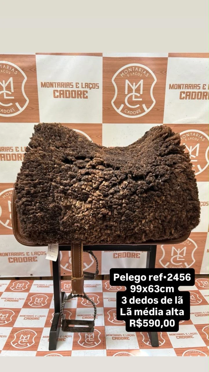 Pelego de lã sobre uma sela no cavalete, com a referência 2456, a medida e o preço escritos na foto