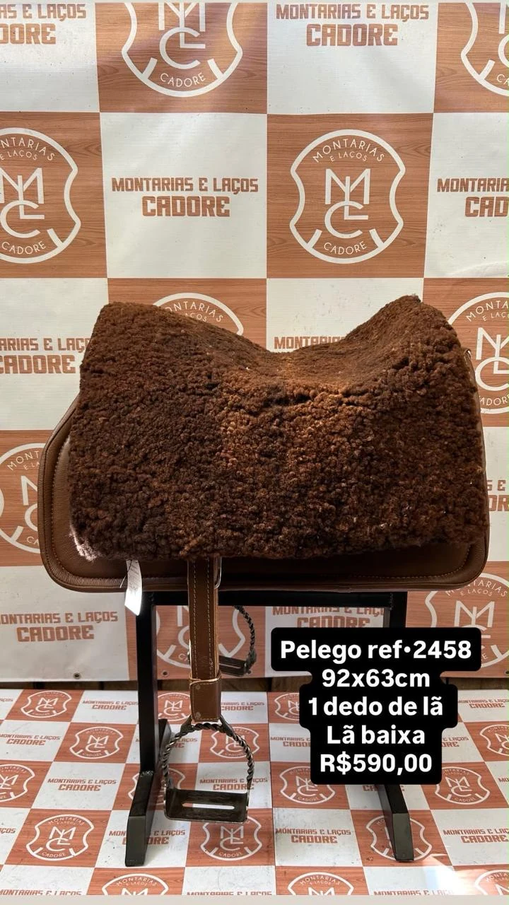 Pelego de lã sobre uma sela no cavalete, com a referência 2458, a medida e o preço escritos na foto