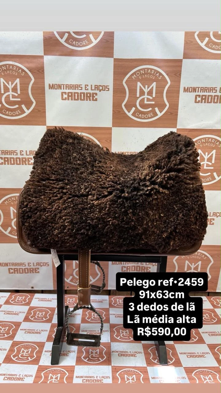 Pelego de lã sobre uma sela no cavalete, com a referência 2459, a medida e o preço escritos na foto