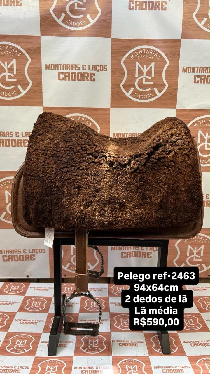 Pelego de lã sobre uma sela no cavalete, com a referência 2463, a medida e o preço escritos na foto