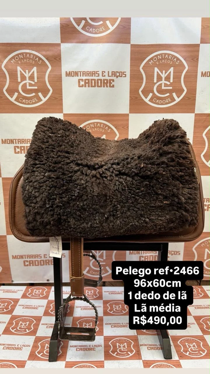 Pelego de lã sobre uma sela no cavalete, com a referência 2466, a medida e o preço escritos na foto