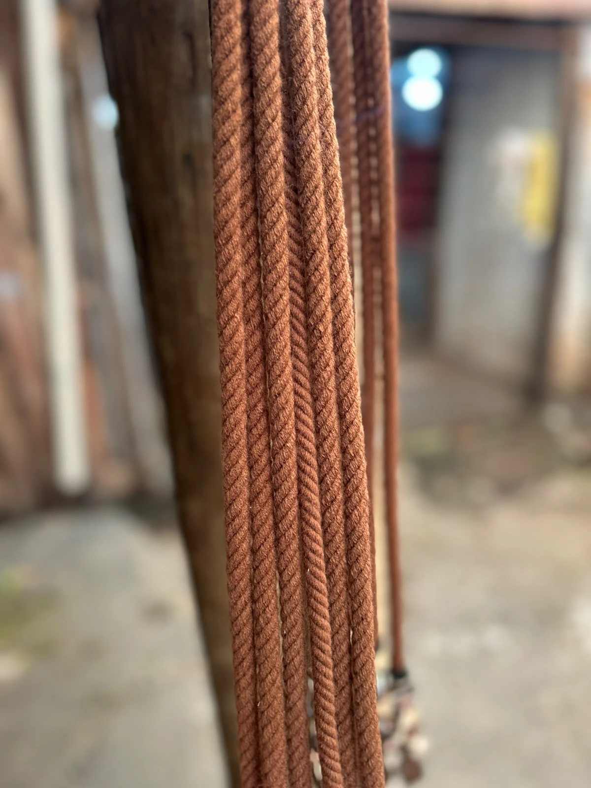 Detalhe da corda de lã marrom trançada